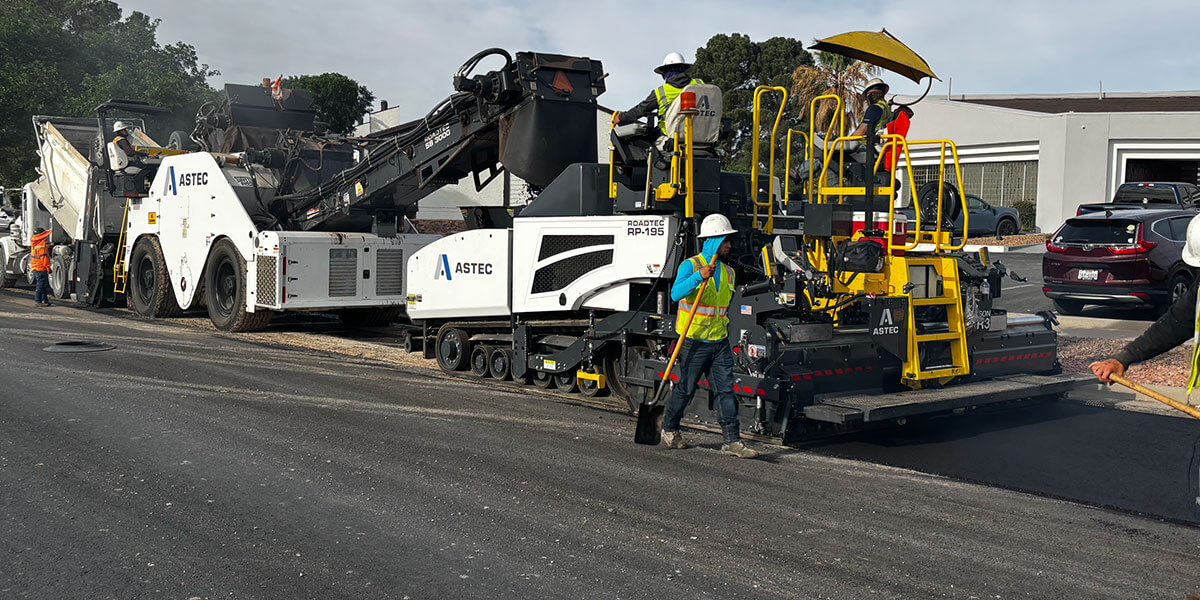 Carlson EZR3 Highway Class Screed with Roadtec Paver