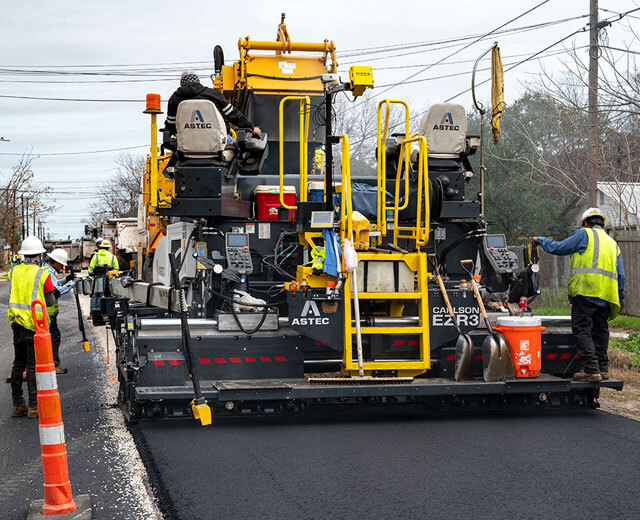 EZR3 rear-mount highway class screed serviceability features