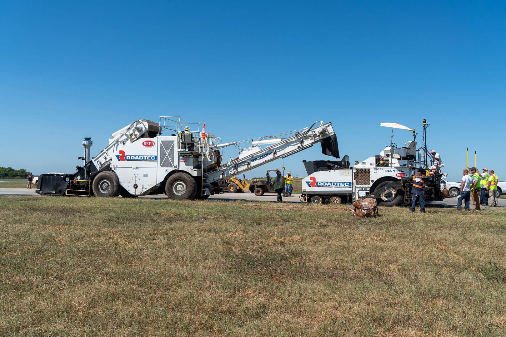 Roadtec RP-190 working with a SB-2500 Shuttle Buggy MTV
