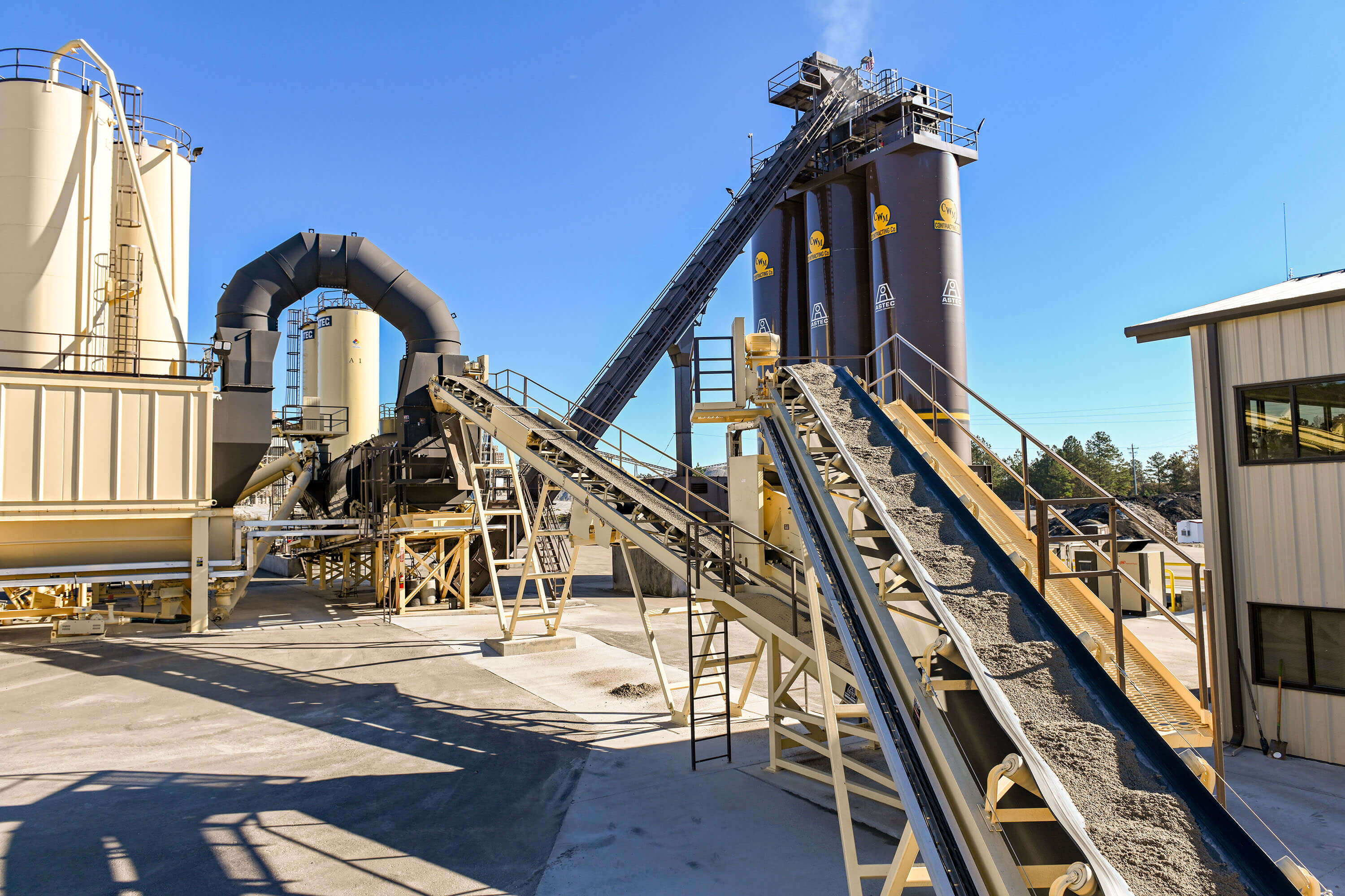 Conveyor to aggregate entry on Astec Double Barrel drum