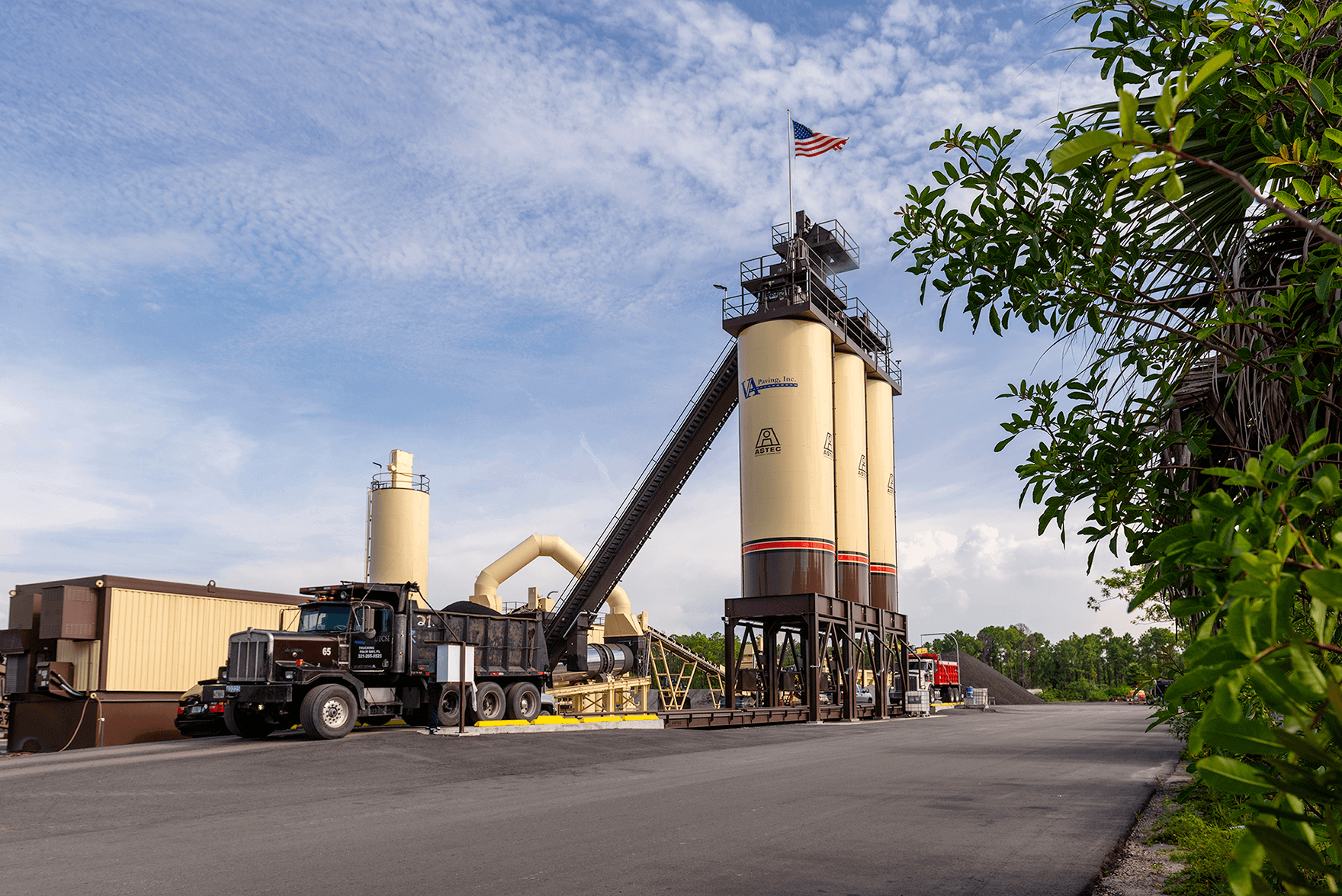 VA Paving Asphalt Plant Silos with Truck