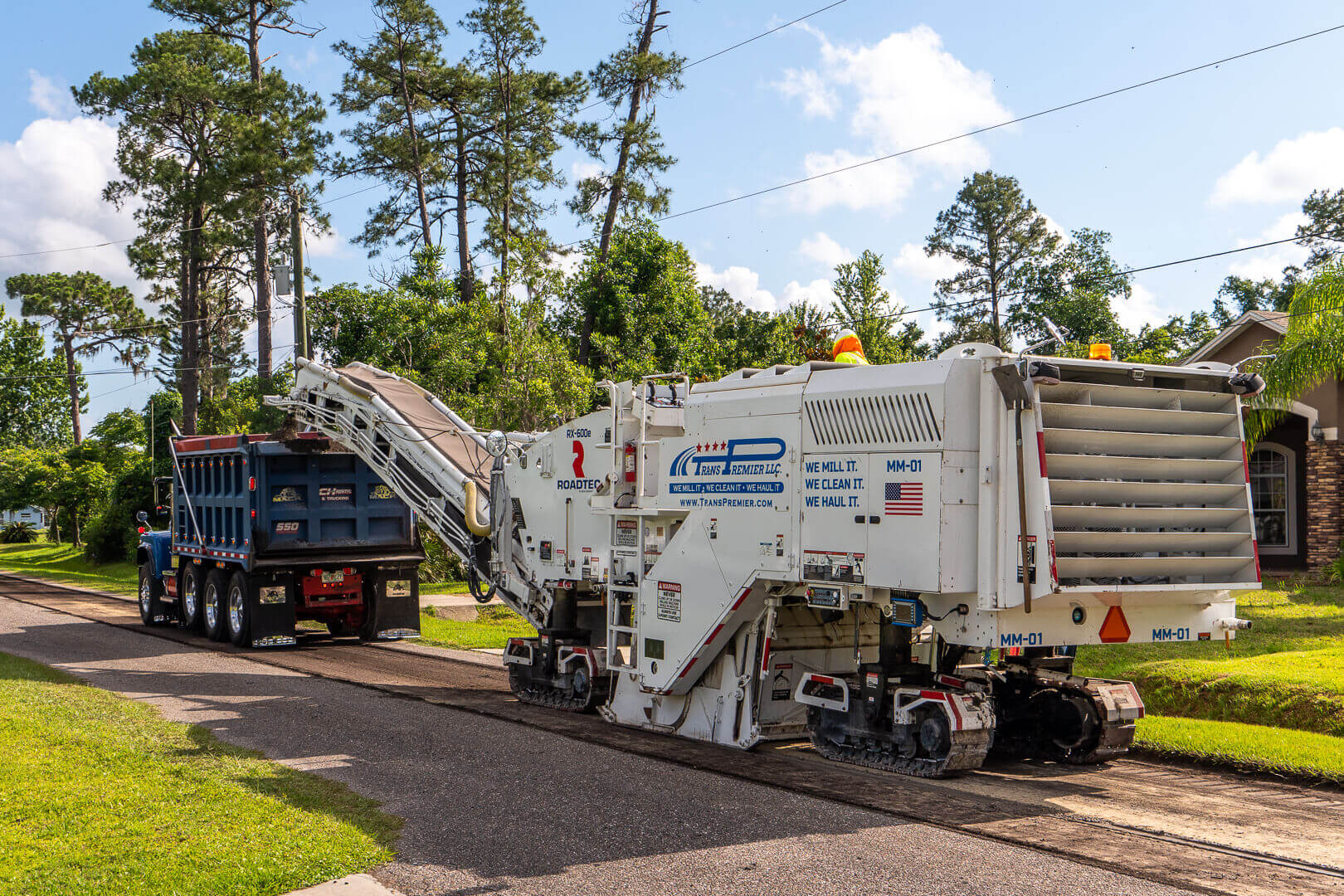 Roadtec RX-600 Cold Planer milling asphalt