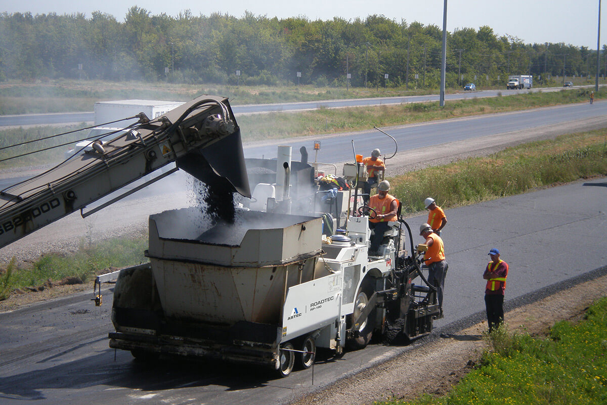 Roadtec SB-2500 Paving